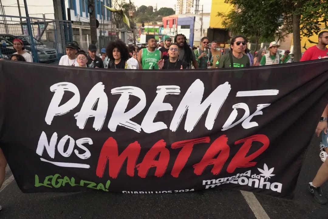 Marcha da Maconha Guarulhos 2024 - Faixa 'Parem de nos matar, Legaliza!'